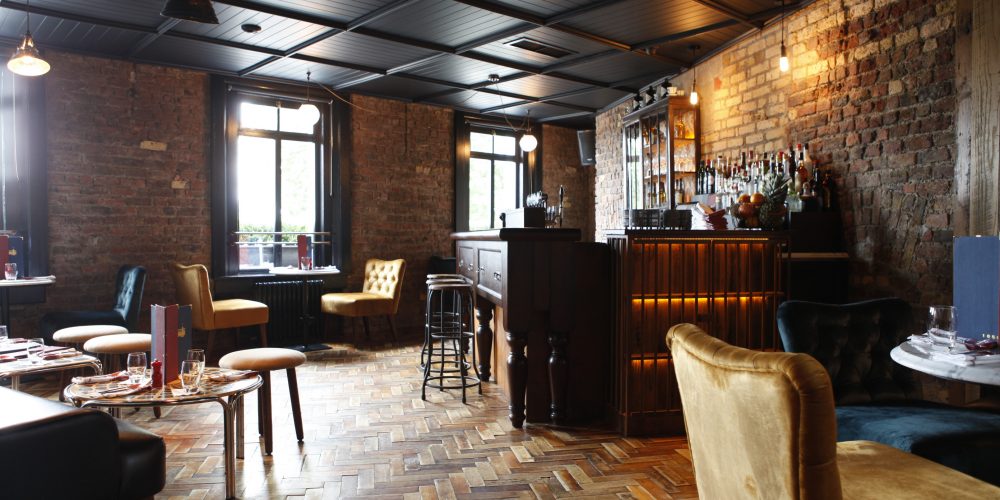 8  intimate private rooms for parties in pubs.